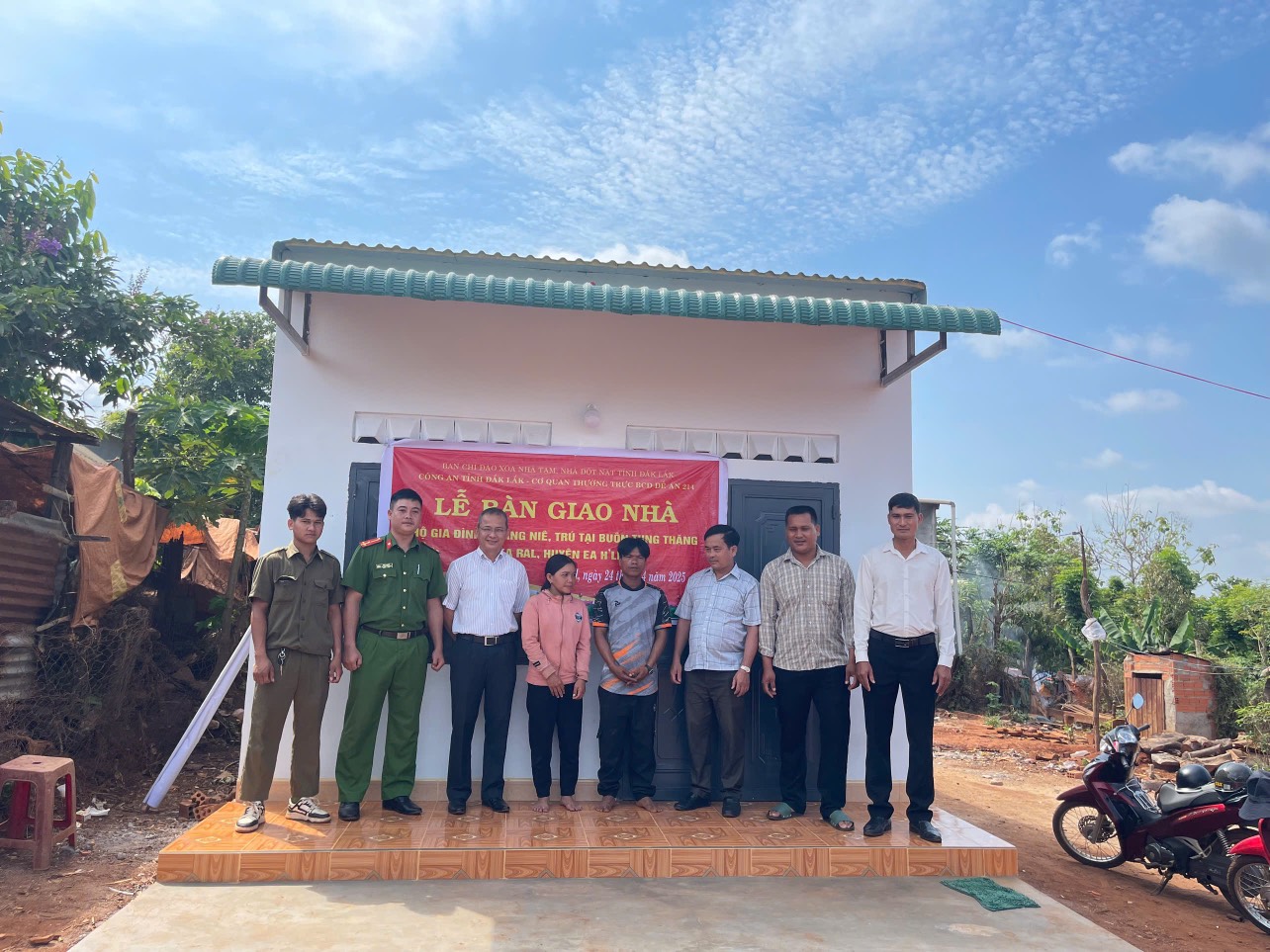 Lễ bàn giao nhà Chương trình xóa nhà tạm, nhà dột nát năm 2025 trên địa bàn xã Ea Ral